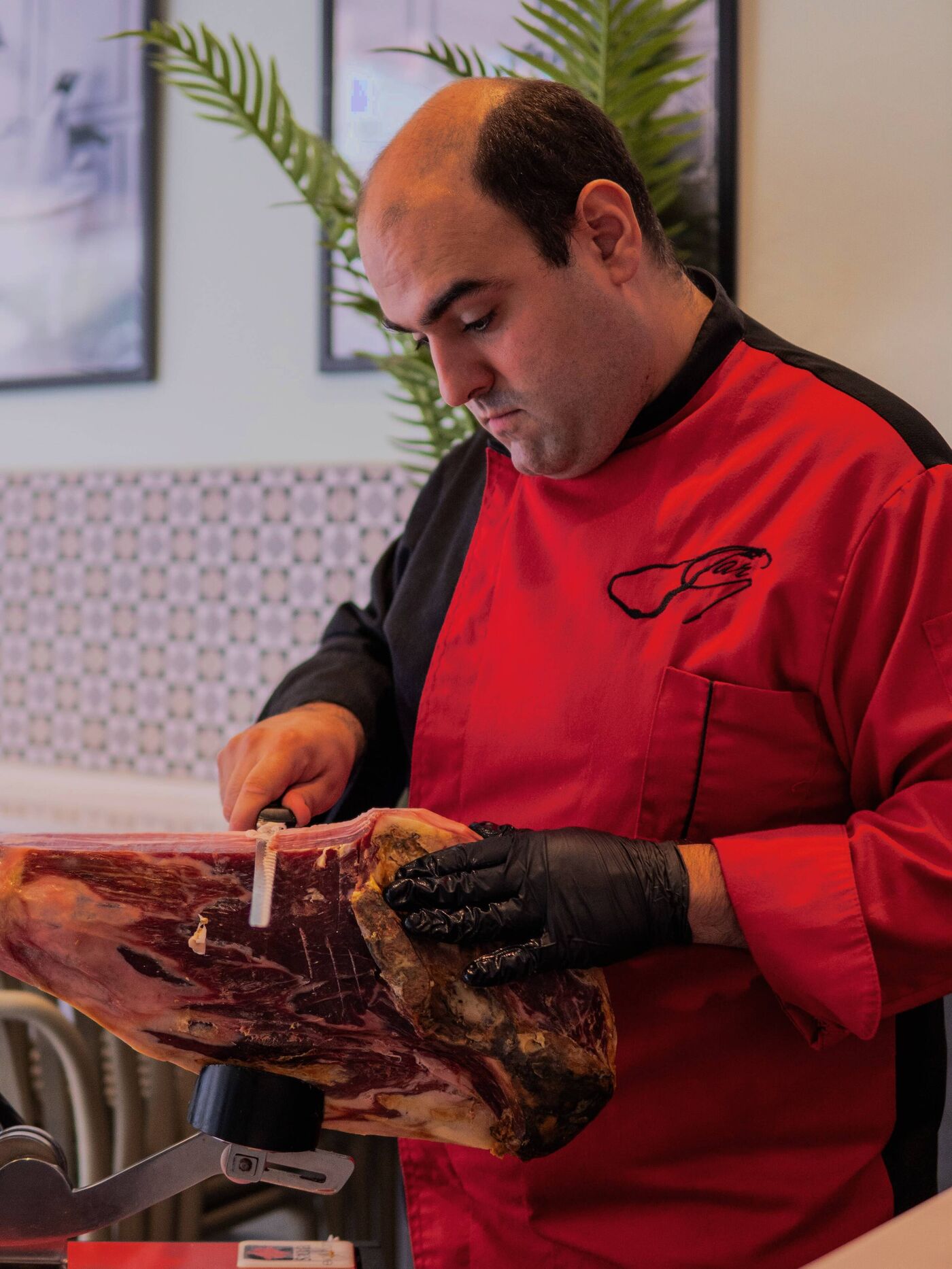Maestro cortador durante un servicio de corte