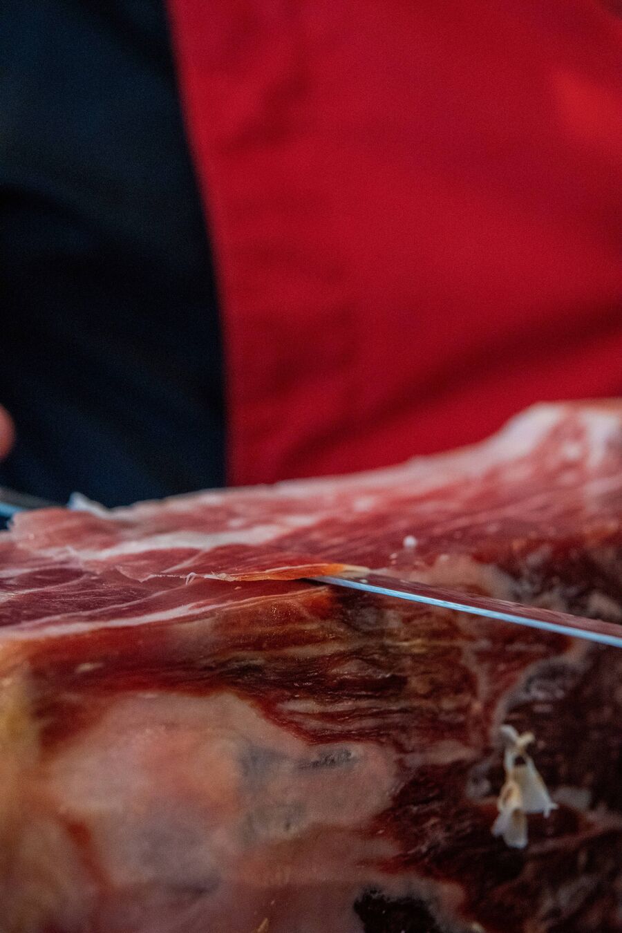 Cuchillo jamonero levantando una loncha de jamón ibérico